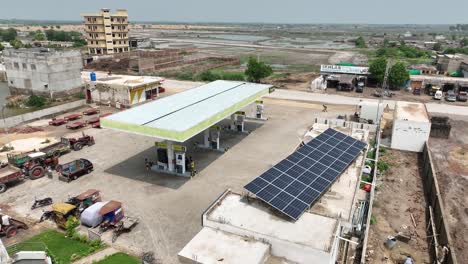 Luftaufnahme-Von-Sonnenkollektoren-über-Dem-Tankstellenshop-In-Badin,-Pakistan