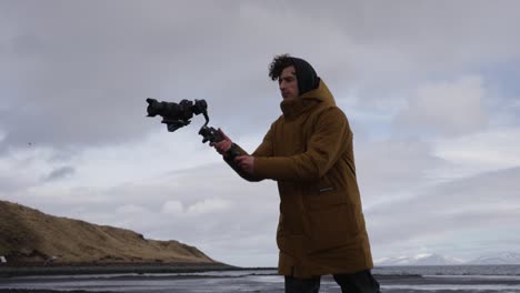 Videofilmer-Erfassen-Isländische-Landschaft-Am-Schwarzen-Sandstrand-Mit-Wellen
