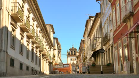 Straße-Im-Historischen-Zentrum-Von-Braga,-Portugal