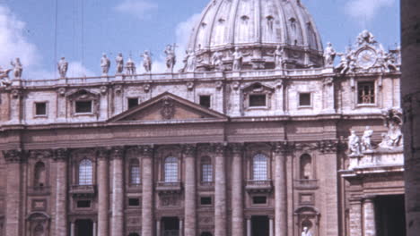 Los-Visitantes-Caminan-Por-La-Piazza-San-Pietro-En-La-Ciudad-Del-Vaticano-En-El-Verano-De-Los-Años-1960.