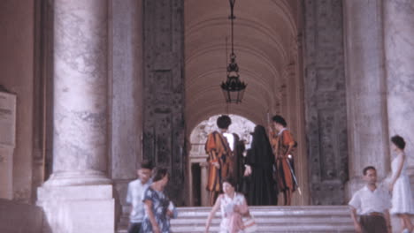 Menschen,-Die-In-Den-1960er-Jahren-Die-Basilika-San-Pietro-In-Rom-Betreten-Und-Verlassen