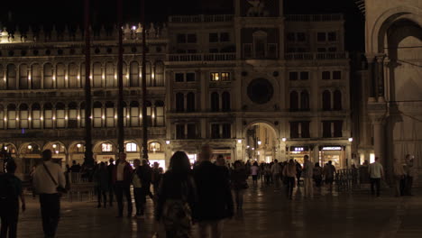 Überfüllte-Piazza-San-Marco-Bei-Nacht,-Wahrzeichen-Von-Venedig,-Italien