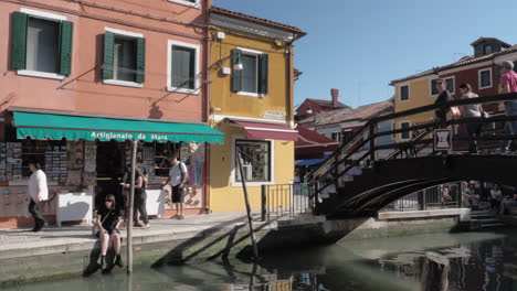 Escena-De-Burano-Con-Tienda-De-Souvenirs-Y-Puente-Sobre-El-Canal-Italia