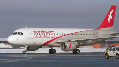 Avión-A320-De-Air-Arabia-Rodando-En-El-Aeropuerto-Sheremetyevo-Vista-Invernal-De-Moscú