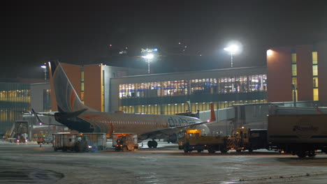 Avión-De-Flydubai-En-La-Terminal-E-Del-Aeropuerto-Sheremetyevo-En-Moscú-De-Noche