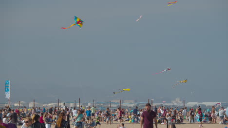 Menschen-Versammeln-Sich-Am-Strand,-Um-Das-Windfestival-In-Valencia,-Spanien,-Zu-Besuchen