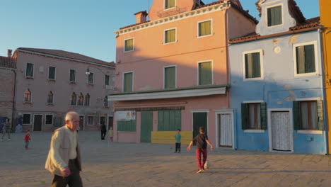 Niños-Juguetones-En-La-Plaza-Baldassarre-Galuppi-En-Burano,-Italia