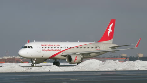 Airbus-A320-Von-Air-Arabia-Rollt-Im-Winteransicht-Des-Moskauer-Flughafens