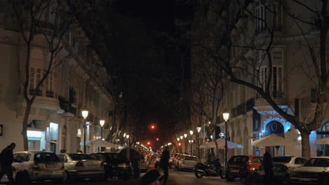 Calle-Nocturna-Bordeada-De-árboles,-Faroles-Y-Coches-Aparcados-Valencia-España