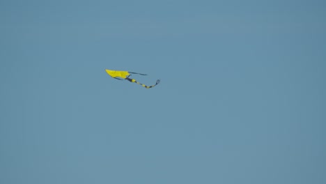 Una-Cometa-De-Color-Amarillo-Brillante-Volando-En-El-Cielo-Despejado