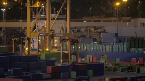 Containerhafen-Mit-Funktionierendem-Kran-Und-Fahrzeugen