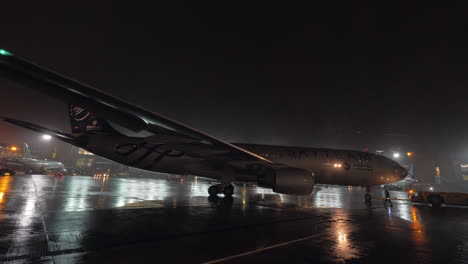 Retroceso-Del-Avión-En-La-Vista-Del-Aeropuerto-En-La-Noche-Lluviosa