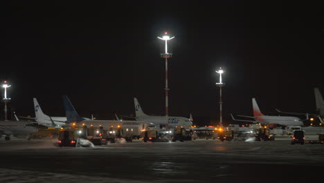 Camiones-Quitanieves-Limpiando-Asfalto-En-El-Aeropuerto-De-Vnukovo-En-Moscú-Por-La-Noche