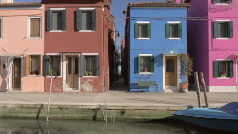 Straße-Mit-Traditionellen-Bemalten-Häusern-In-Burano,-Italien