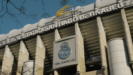 Santiago-Bernabéu-Stadion-Und-Real-Madrid-Logo-In-Spanien