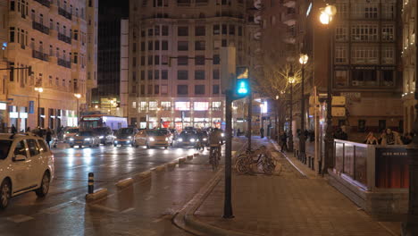 Calle-Valencia-Con-Carril-Bici-Y-Tráfico-De-Coches-Por-La-Noche-España