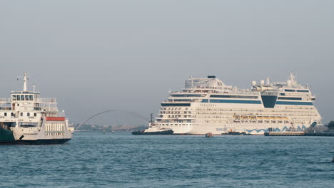 Tráfico-De-Barcos-En-La-Laguna-De-Venecia,-Italia.