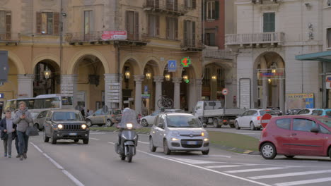 Savona-Straßenansicht-Mit-Straßenverkehr-Italien