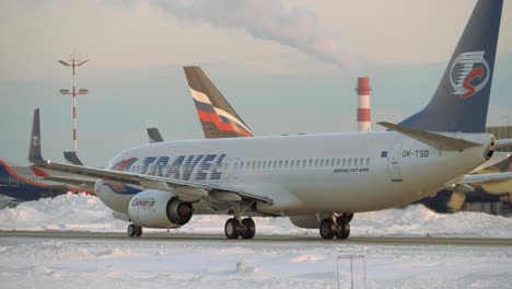 Avión-De-Servicio-De-Viajes-Rodando-Sobre-Asfalto-En-El-Aeropuerto-De-Moscú-Vista-Invernal