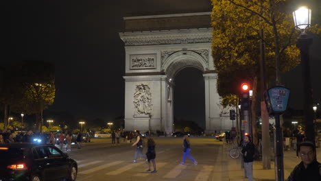 Paisaje-Urbano-Nocturno-De-París-Con-Tráfico-Rojo-Y-Arco-De-Triunfo-Francia