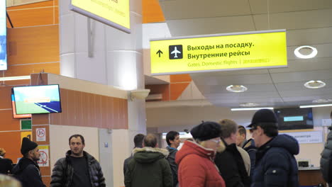Gente-Esperando-En-Las-Puertas-Del-Aeropuerto-Sheremetyevo-De-Moscú.
