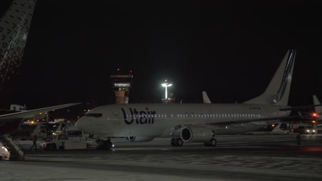 Rückstoß-Von-Utair-Flugzeugen-Am-Moskauer-Flughafen-Wnukowo