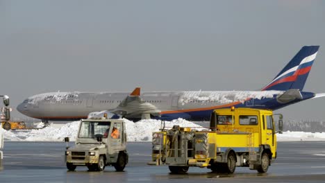 Remolcando-Aviones-De-Aeroflot-Cubiertos-De-Hielo-Rusia