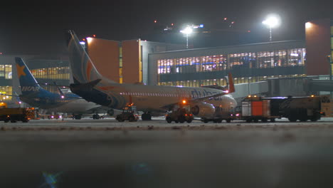 Flugzeuge,-Die-Am-Terminal-D-Des-Flughafens-Scheremetjewo-Geparkt-Sind,-Nachtansicht
