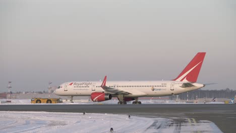 Camión-Remolcando-Boeing-757-De-La-Aerolínea-Rusa-Royal-Flight-Vista-Invernal
