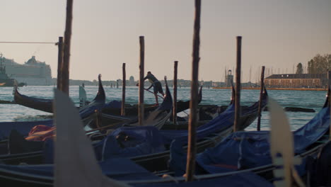 Escena-De-Venecia-Con-Góndolas-De-Amarre-Y-Vela-Gondolero-Italia