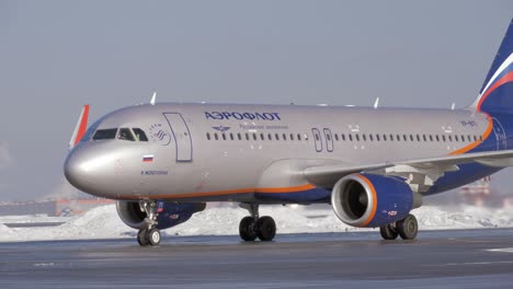 Aeroflot-Aviones-Airbus-A320-En-La-Pista-En-El-Aeropuerto-Vista-De-Invierno