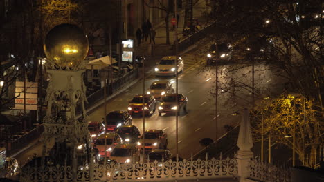 Tráfico-Por-Carretera-En-La-Noche-De-Madrid-Vista-Desde-La-Azotea-Del-Banco-De-España