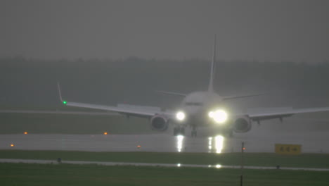 Flugzeuglandung-Bei-Regnerischem-Wetter