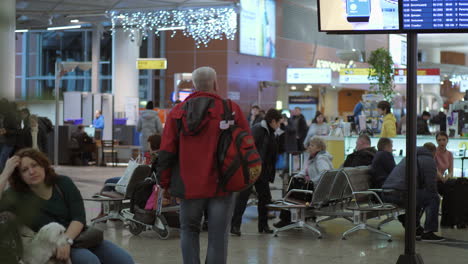 Personas-En-La-Zona-De-Espera-De-La-Terminal-D-Del-Aeropuerto-Sheremetyevo-De-Moscú