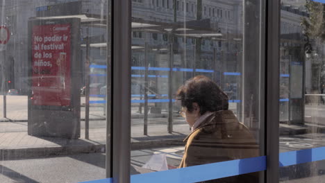 Mujer-Mayor-En-La-Parada-De-Autobús-En-Madrid-España