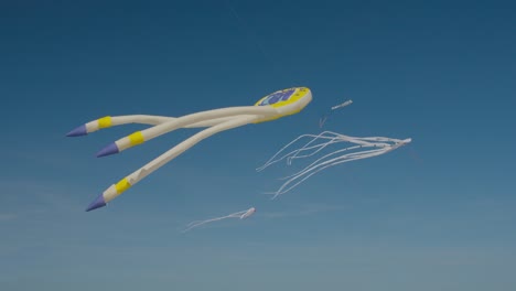 Cometas-De-Pulpo-Gigante-Volando-Contra-El-Cielo-Azul-Festival-De-Viento-En-Valencia-España