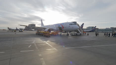 Avión-Desembarque-En-El-Aeropuerto-Sheremetyevo-De-Moscú