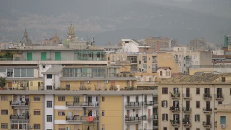 Paisaje-Urbano-De-Palermo-Con-Casas-Y-Colinas-Italia