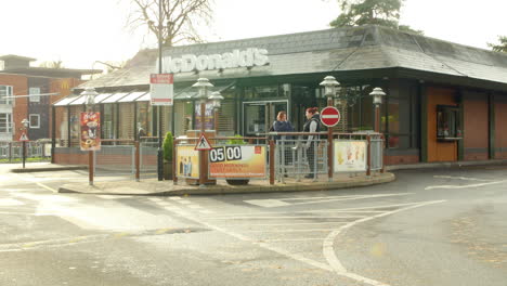 Vista-Exterior-De-La-Entrada-Del-Restaurante-McDonald&#39;s.