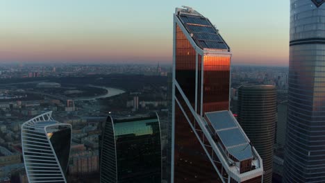 Luftbild-Von-Moskau-Mit-Wolkenkratzern-Im-Geschäftszentrum-Russland