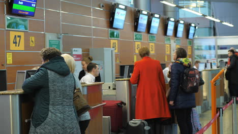 Wiegen-Des-Gepäcks-Am-Check-in-Schalter