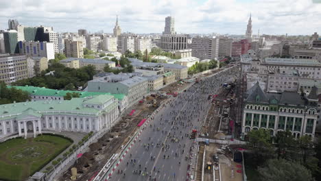 Fahrradparade-Auf-Der-Straße-Von-Moskau,-Russland,-Luftaufnahme