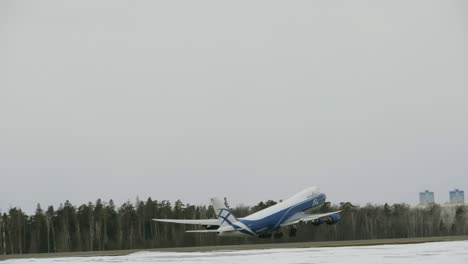 Frachter-Boeing-747-Startet