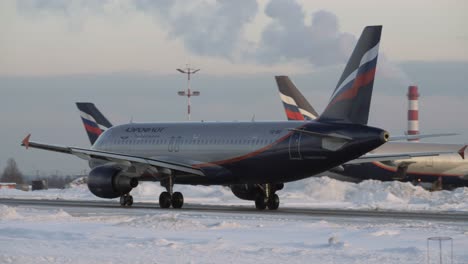 Aeroflot-Airbus-A320-Rodando-A-La-Pista-Del-Aeropuerto-De-Moscú-En-Invierno