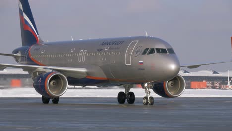 Winteransicht-Des-Rollenden-Flugzeugs-A320-Von-Aeroflot-Am-Moskauer-Flughafen-Scheremetjewo