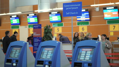 Self-Check-in-Automaten-Im-Terminal-D-Des-Moskauer-Flughafens-Scheremetjewo