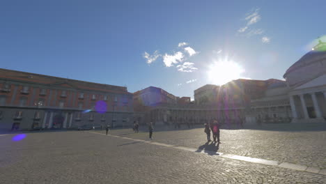 Menschen-Besuchen-Die-Piazza-Del-Plebiscito-In-Neapel,-Italien