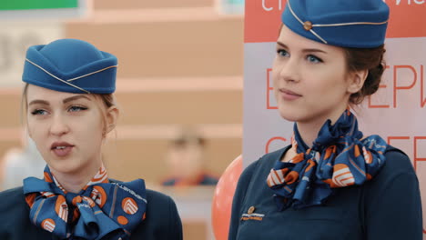 Personal-Del-Aeropuerto-De-Sheremetyevo-Mujeres-Jóvenes-Con-Uniforme-Azul