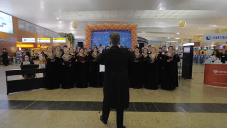 Coro-Actuando-En-El-Aeropuerto-De-Sheremetyevo-El-Día-Del-Pasajero.