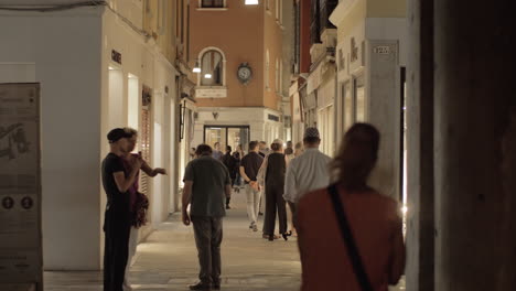 Callejón-Animado-Con-Gente-Caminando-Entre-Las-Tiendas-Venecia-Italia